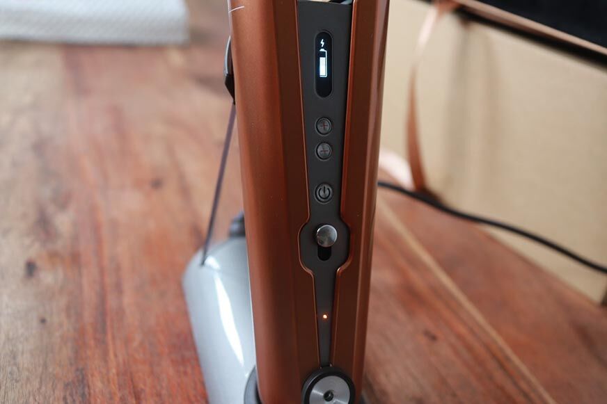 Man sieht die Bedienelemente des Dyson Corrale.